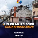 Poste de alumbrado público a punto de caer sobre casas en Loja